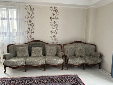 прек дом: Түз диван, Колдонулган, Үч орундук жана андан көп
