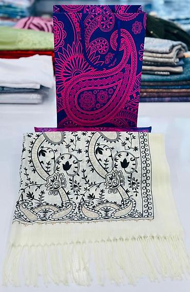 Baş geyimləri: Şarf qutuda - Brend: Louis Vuitton – monoqram naxışlı, təmtəraqlı — 16