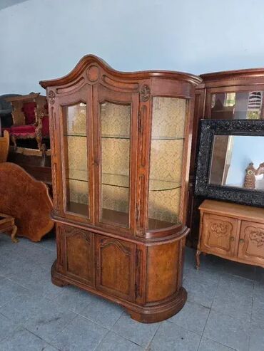 Stilske vitrine: Prelepa vitrina u odlicnom stanju. Visina 210 cm Sirina 150 cm Dubina — 1