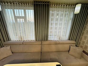 sofa: Прямой диван большого размера с подлокотниками и подушками. Длина - 4 — 2