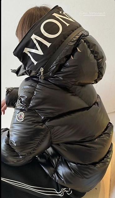 женский пуховик moncler: Пуховик Moncler женский, черный, глянцевый - Крой: объемный, с — 2
