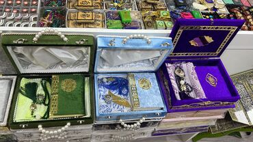 Xonça: Qabın 31sm uzunu Qabın eni 23sm Qurani Kərim İnci tesbeh Səccadə 100 — 2