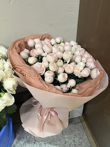 подарочный коробка новый год: Букеты из свежих цветов - Пышный букет кустовых пионовидных роз — 2