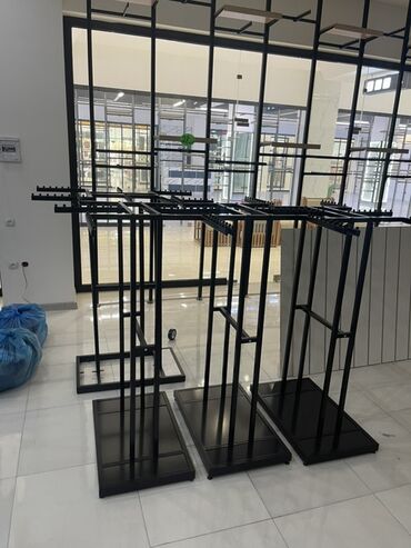 Gözəllik və estetika avadanlığı: 12 ededir Qara metal çərçivəli, paltar asmaq üçün nəzərdə tutulmuşdir