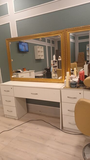 Salon masaları: İşlənmiş, Makiyaj üçün masa, Güzgülü