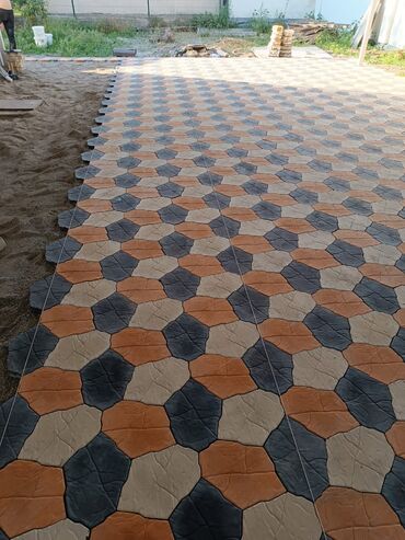 Тротуарная плитка: Тротуарная плитка для обустройства дорожек и площадок. В ассортименте — 15