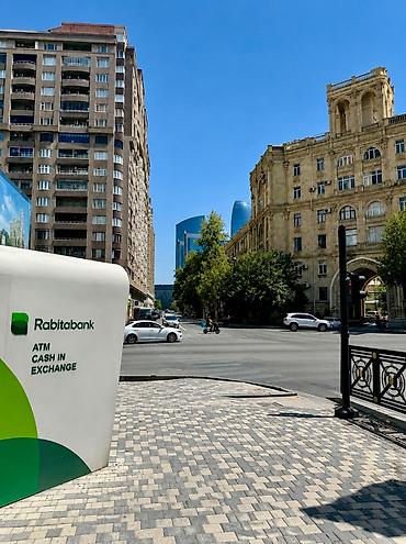parkinq: Mərkəzdə, Port Baku yaxınlığında, 28 May və Kövkəb Səfərəliyeva — 2