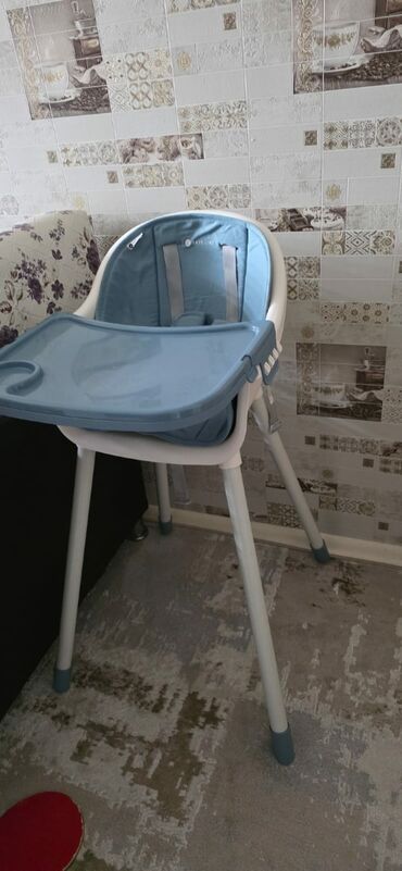 детский стул: Usaq yemek masasi Qiymet 55 azn satilir Elave 4 ayaqi var kicik