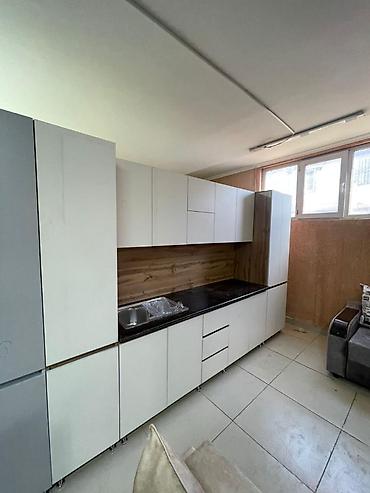 silver kitchen: Кухонный гарнитур линейной планировки - Современный минималистичный — 3