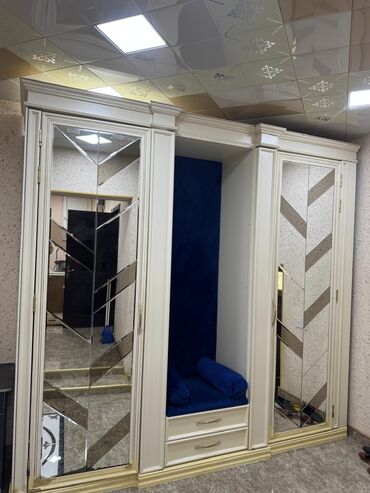 Ev üçün digər mebel: İşlənmiş, Açılan, 3 qapılı Düz dolab, Qarderob, paltar dolabı
