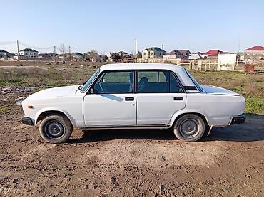 2107 qapı: Lada 2107, ağ rəng, sedan kuzov. - 4 qapı, 5 nəfərlik salon - Ön və — 3