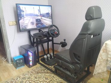 Video oyunlar üçün aksesuarlar: Logitech G29 yarış dəsti. Dəstə dəri örtüklü yarış sükanı, pedallar
