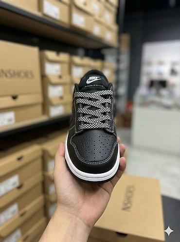мелей: Кроссовки Nike Dunk Low в черно-белой расцветке. Низкая модель в — 1