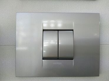 otax qapları: Gree markalı, gümüşü rəngli, iki düyməli elektrik açarı. Evdə və ya