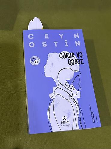 Kitablar və jurnallar: Ceyn Ostin – **Qürur və Qərəz** romanı. Parlaq İmzalar nəşriyyatının — 1