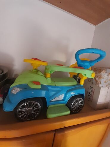 oğlan üçün oyuncaqlar: Uşaq arabası gəzdirmək uçun
arxasında tutub sürmək rolu var