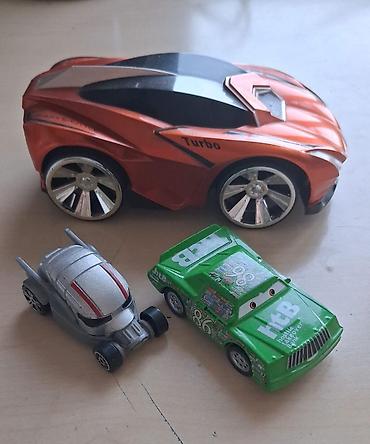 oyuncaq masin per page 40: Oyuncaq maşınlar. Yaşıl rəngdə Cars maşını dəmirdi, qalan iksi — 1