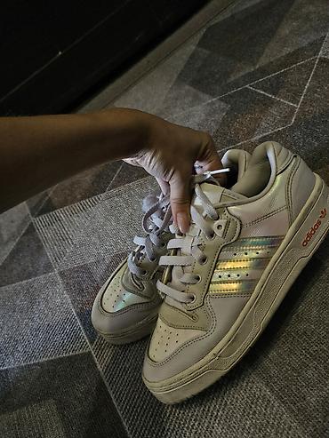 on cloud: Кроссовки Adidas (модель в стиле ретро/теннис). - Материал — 2