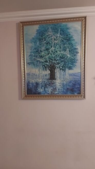 Şəkillər, tablolar: Qızılı çərçivəyə salınmış, böyük bir ağac təsvir edilən rəsm əsəri