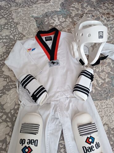 Спортивная форма: Продаётся костюм,шлем,защитки на таэквондо 7-8 лет