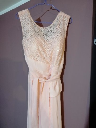 Haljine: Svecana duga haljina, postavljena, sa korpicama za grudi. Duzina