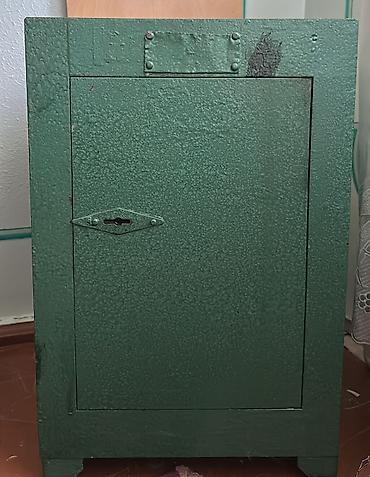 pul kasasi: ✅ Metal seyf – yaşıl rəngdə, tək qapılı, açarlı. ☑️ qalın metal — 1