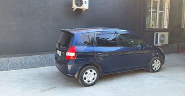 как можно купить машину в рассрочку: Автомобиль Honda Fit синего цвета с кузовом хэтчбек. Модель имеет