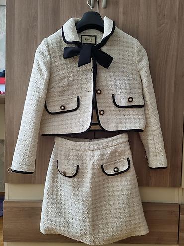 Zərif tvid dəstdir: qısa jaket və ətək. - Rəng: krem/açıq bej, qara