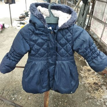 кожаный куртка: Куртка для девочки в отличном состоянии примерно на