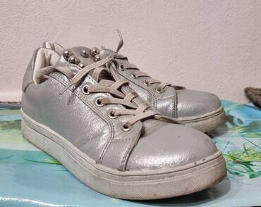 размер обуви 35: Серебристые кеды / полуботинки / туфли. 
35 размер. Хорошее состояние