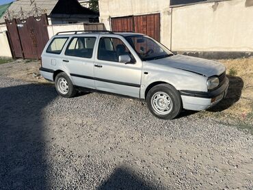 зимние шины на gx: Серебристый универсал Volkswagen Golf III Variant, оснащенный