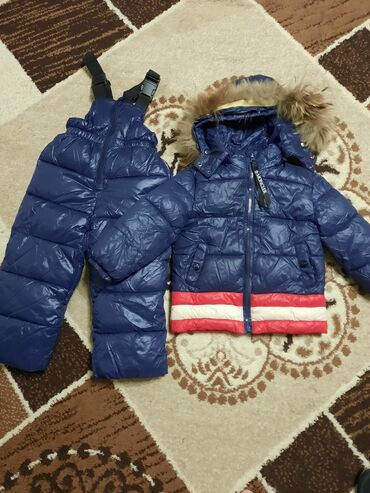 куртка зимняя: Зимний комбинезон 
На 1,5-2 года 
Фирма Moncler