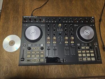 Пианино: Traktor Kontrol S4 model Native Instruments DJ kontrolleri peşəkar