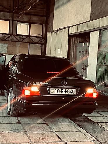 retro masin: Mercedes-Benz E-Class W124 sedan Maror karopka kandisaner idiyal — 2