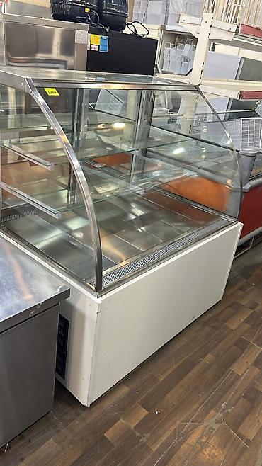 Şüşəli vitrin soyuducu – kafe, restoran, şirniyyat evi, market və fast