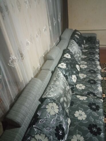 шикарный диван: Продается шикарный диван .состоит из 3 частей .длина 5.5 метра . можно