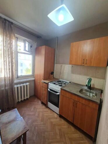 2 комнатные квартиры в бишкеке продажа: 2 комнаты, 44 м², 104 серия, 3 этаж, Старый ремонт