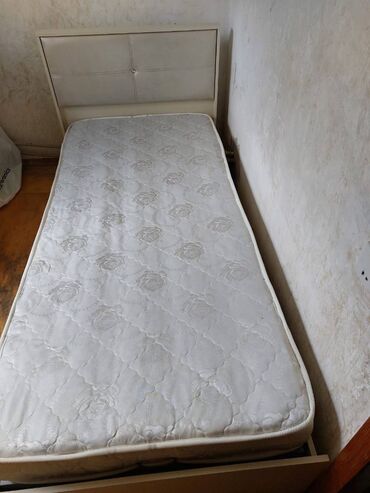 Диваны: Новый, Односпальная кровать, С подъемным механизмом, С матрасом, Без выдвижных ящиков