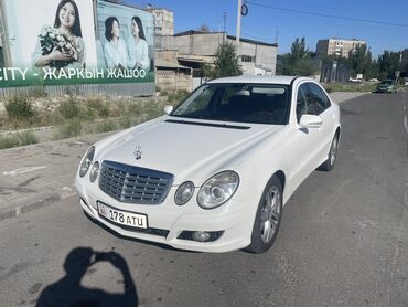 маски n95 купить: Автомобиль Mercedes-Benz E-класса в белом кузове. Этот седан