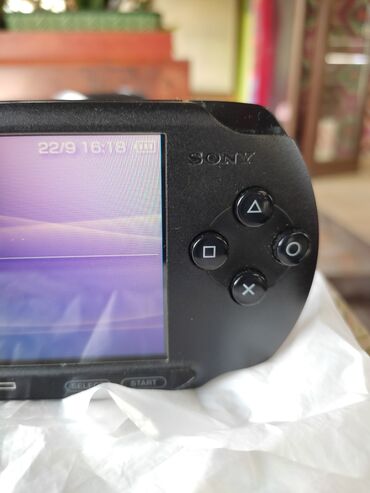PSP (Sony PlayStation Portable): ČIPOVAN SONY PSP® je prenosna konzola za igranje koja nudi širok — 10