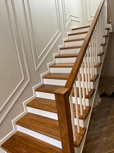 Digər tikinti xidmətləri: Taxta pilləkən, ağ rəngdə dirəkləri və qəhvəyi rəngdə pillələri ilə — 5