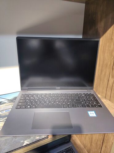 İnformatika: Intel Core i5, 8 GB, 15.6 "