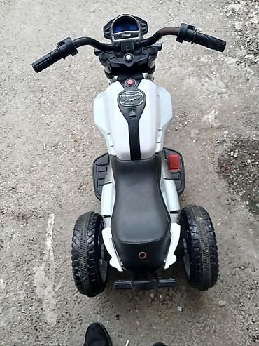 oyuncaq bebe: Uşaq elektrik motosikleti – 3 təkərli, ağ/gümüş rəng - Güclü — 5