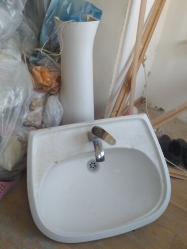 Cмесители для душа: Satılır 40 AZN Ağ rəngli keramika pedestal lavabo, yığcam dizaynı ilə