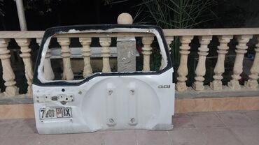 Bamperlər, buferlər: Avtomobilin arxa baqaj qapısı. Mitsubishi IO model - Məhsul növü