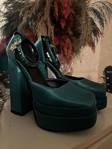 elifbar ultra: Zümrüd-yaşıl platformalı qadın tufliləri - Brend yazısı: VERSACE iç — 1