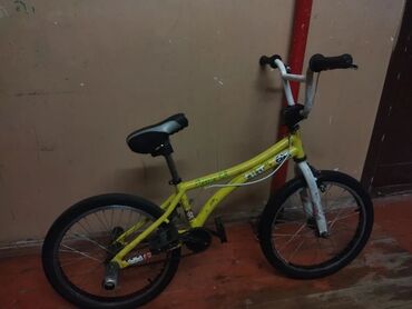 детские шлемы для скейтборда: BMX tipli uşaq/yeniyetmə velosipedi - Rəng: sarı gövdə, ağ sükan və