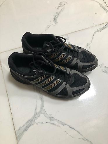 Kişi ayaqqabıları: Orijinal adidasdır. Yaxşı vəziyətdədir. Cırığı və söküyü yoxdur.Ölçü — 2