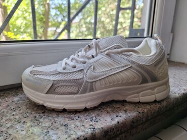найк кроссовки женские: Кроссовки, 38, Nike, Новый, цвет - Белый, Самовывоз, Платная доставка