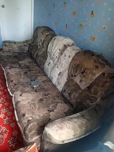 мягкую мебель: Диван-кровать, цвет - Серый, Б/у